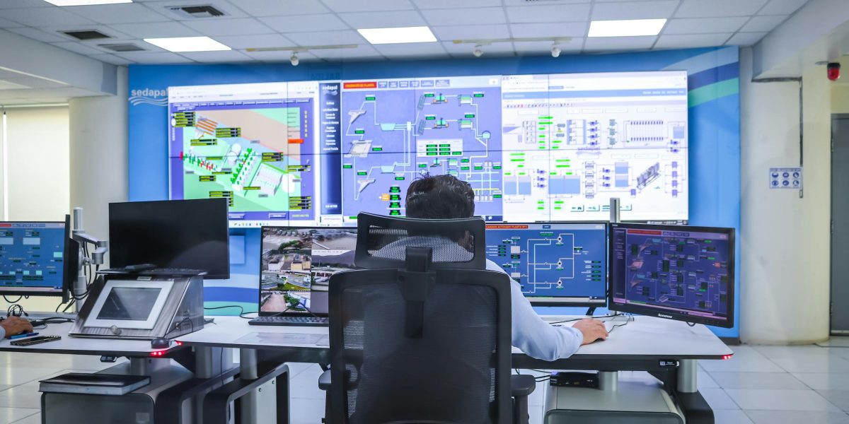 Operator in a modern control room managing technological systems in El Agustino, Lima.