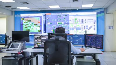 Operator in a modern control room managing technological systems in El Agustino, Lima.